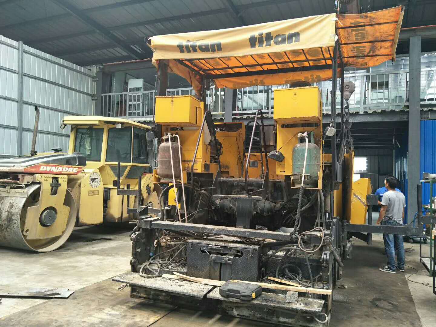 維修銑刨機、攤鋪機、壓路機、冷再生等路面機械設(shè)備